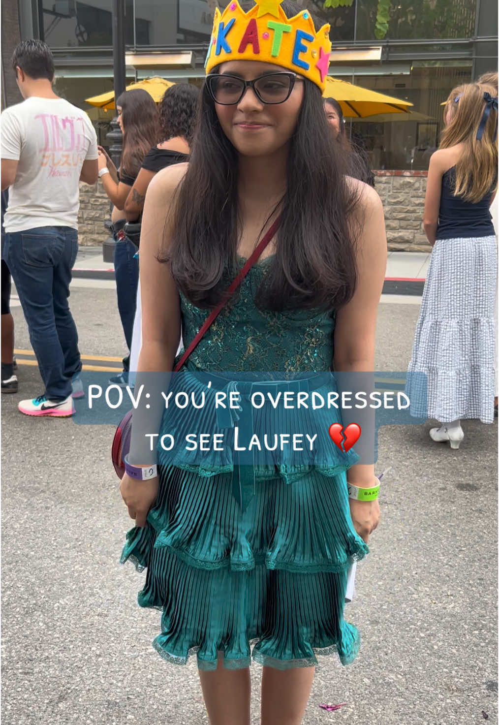 Thought there was an unspoken dress code so I didn’t expect ppl to wear jeans to see Laufey but it was also 10am so 🧍🏻‍♀️🧍🏻‍♀️🧍🏻‍♀️ #laufey #amatteroftime #thegrove #losangeles #snowwhite #laufeyland #averylaufeyday #bewitched #diycrown #vinyl #concertoutfit #concert #lovergirl #lauver #laufeytour #barnesandnoble #mreclectic 