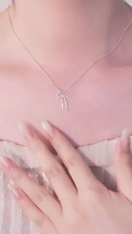 Dây chuyền hình nơ trơn mix đá tim hồng. Makeup nhẹ nhàng, tóc uốn xoăn nhẹ, đeo chiếc dây chuyền nơ tim, bạn sẽ có vẻ ngoài dịu dàng và cuốn hút❤️ #daychuyenbactlee #lactaybactlee #trangsuc #khuyentaibactlee #tleejewelry 