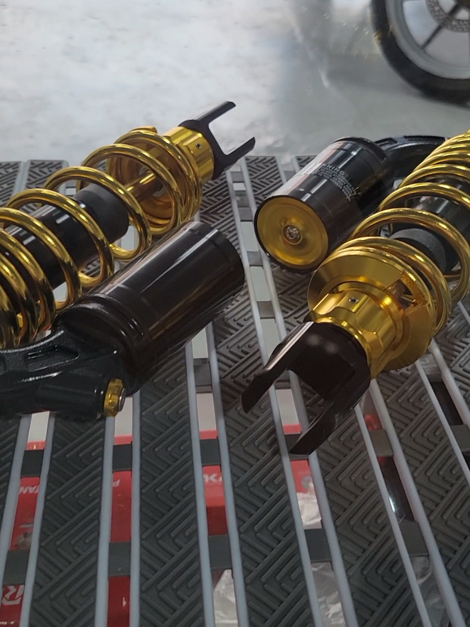 Quality rear shock for all model.. d2 lng po sa RicoMoto las pinas.. pm lng, pde grab expresa or lalamove.. ty.. #trc #ttgr #aerox155 #nmax #click125i #beatv2 #scooter 