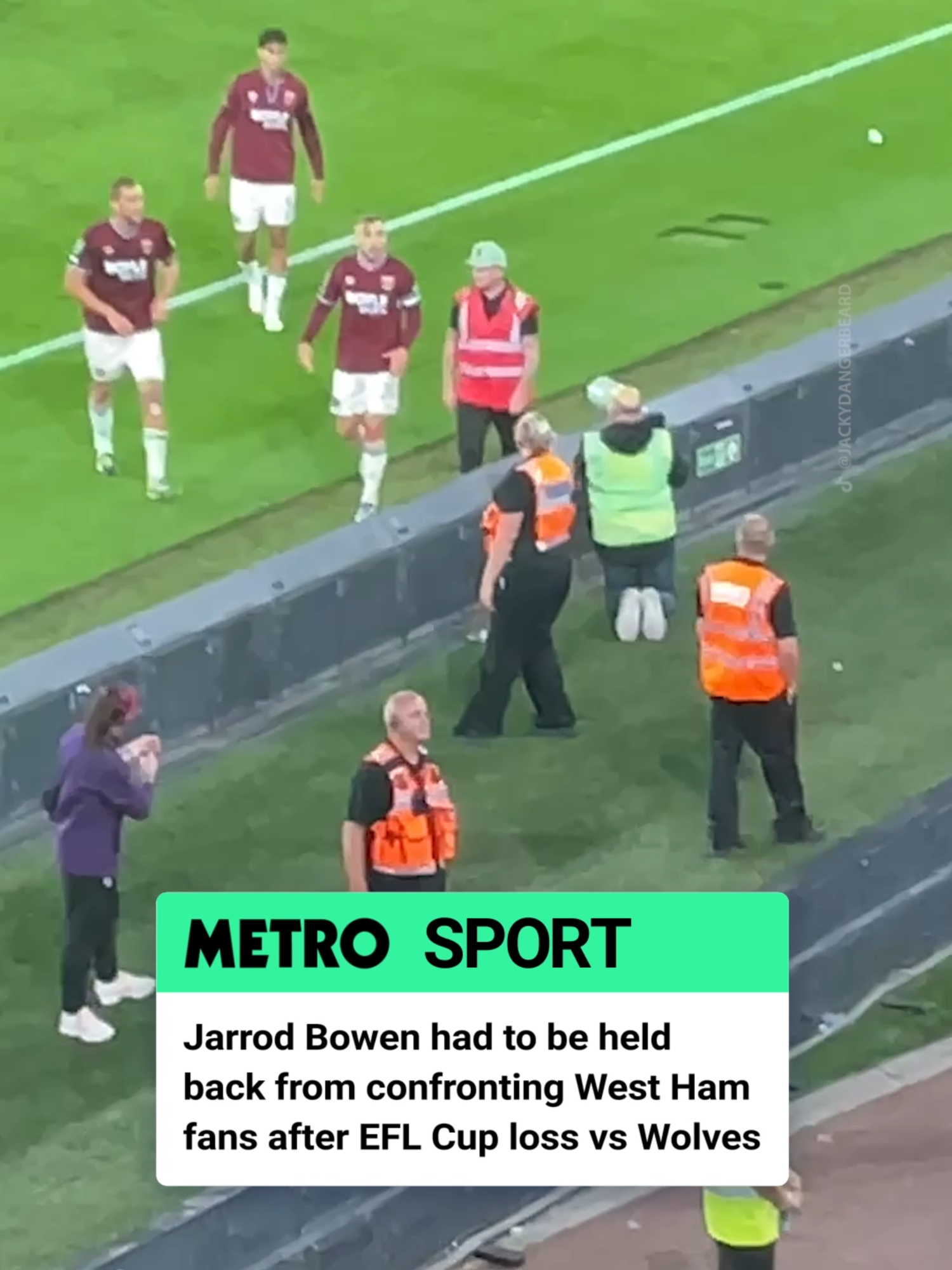 Bowen wasn't happy with these fans 🫣 West Ham captain Jarrod Bowen had to be held back from confronting his fans after the Hammers' 3-2 EFL Cup loss against Wolves at the Molineux Stadium. Bowen has apologised since, and has said that he 'needs to set a better example, will fight every time' he steps on the pitch, and mentions how much he loves West Ham fans. 🎥 / @jackydangerbeard, X - @RoshaneSport  #bowen #westham #wolves #footballfans #eflcup