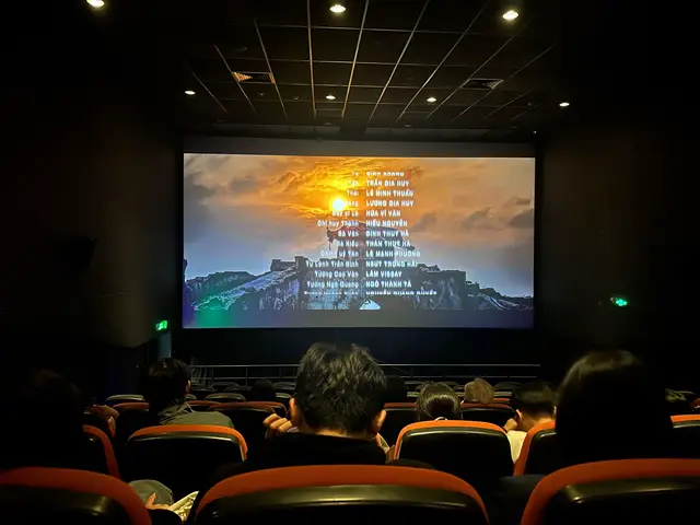 Hết phim nhưng ko ai đứng dậy. Một vài cô chú lớn tuổi đã rưng rưng, có lẽ họ đã sống dậy trong lòng những năm tháng khốc liệt.     Hình ảnh cuối phim 2 nhân vật đều đã hy sinh vẫn nắm trên tay 1 chiếc khăn tạo thành hình chữ S, nếu để ý kĩ sẽ thấy 3 viên sỏi tượng trưng cho QĐ Hoàng Sa, QĐ Trường Sa và Đ Phú Quốc.     Khoảnh khắc đó như một lời nhắc nhở đầy mạnh mẽ: đất nước mình được tạo nên từ máu xương, từ những mất mát và hy sinh thầm lặng. Cái giá của hòa bình không chỉ là quá khứ, mà còn là trách nhiệm của thế hệ hôm nay và mai sau.    Điện ảnh có thể khép lại trong vài giờ, nhưng dư âm còn đọng lại trong tim mỗi người. Khi bước ra khỏi rạp, ai cũng thấy mình nhỏ bé trước sự hy sinh vĩ đại, và thấy rõ hơn tình yêu đất nước không phải là điều gì xa xôi, mà bắt đầu từ việc sống tử tế, biết trân trọng từng tấc đất quê hương. 🇻🇳🇻🇳🇻🇳🇻🇳🇻🇳  #xh #fyp #mapkechuyen #xuhuong #muado 