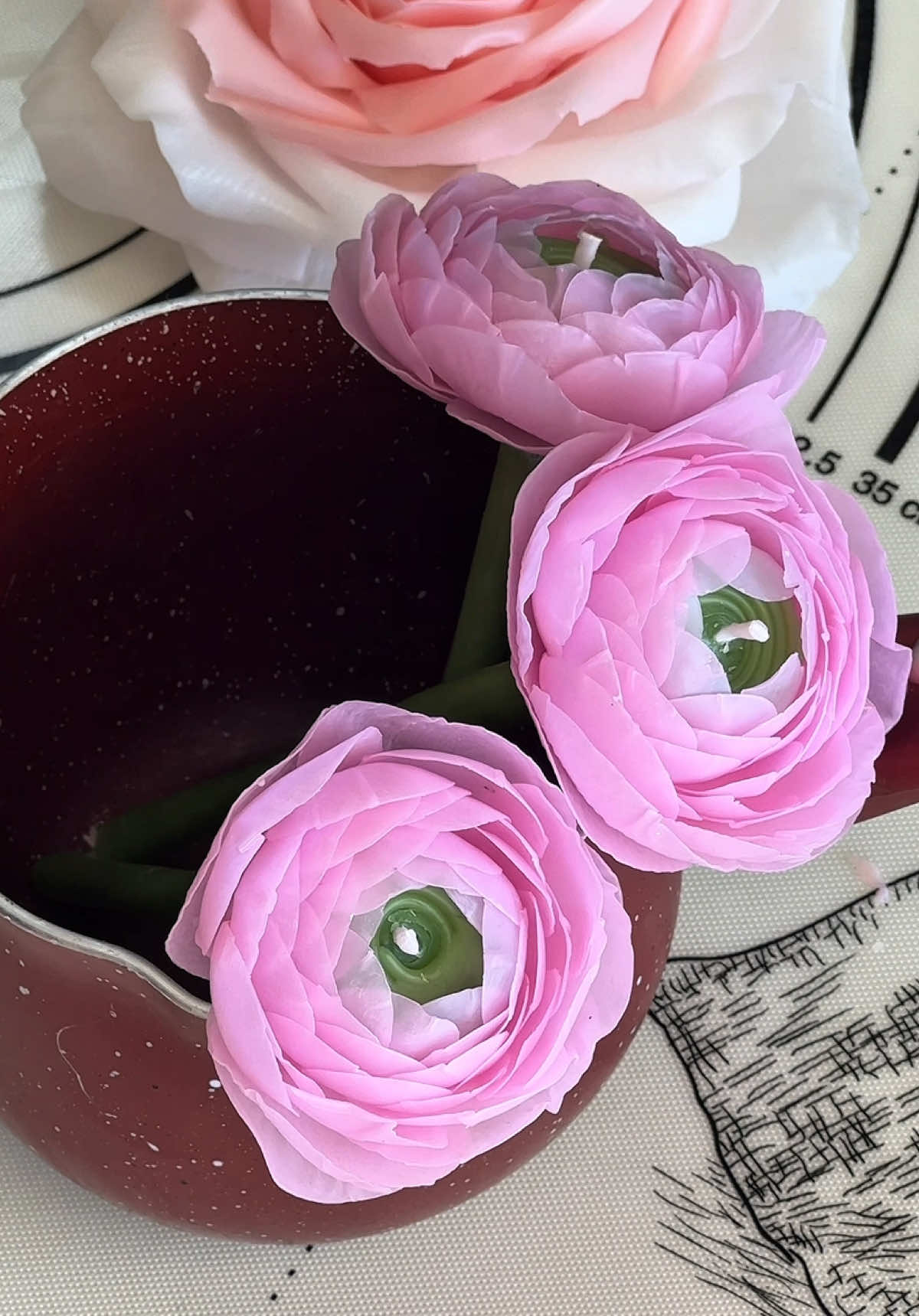 Rannunculus CANDLE 🌸 #peonyrosecandles #flowercandle #ranunculus #candlemaking #candles 