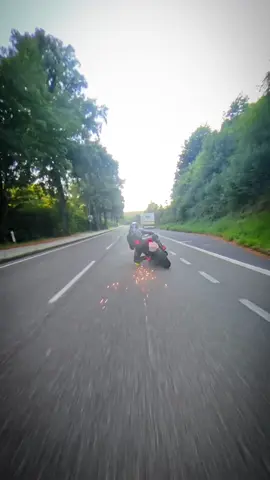 How to kneedown on a straight road 🏍️ #motorcycle #yamahar6 ##kneedown #bikelife #nineteen_nine_94 