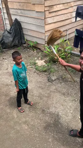 Ini bukan kipas ya tapi sapu 