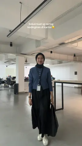 Kumpul para korban AC central di kantor🙆🏻‍♀️ #officelife #outfitngantor #outfithijab #thisisapril #knitcardigan 