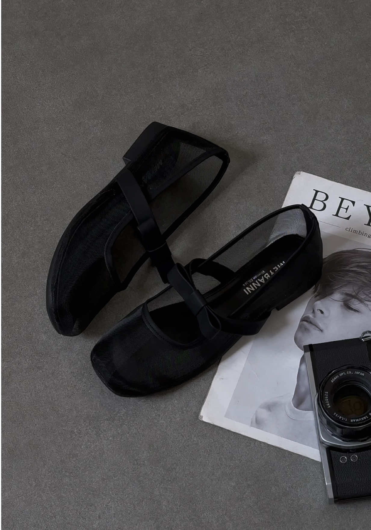 Ai mà ngán mấy mẫu giày ren truyền thống rồi thì thử ngay mẫu lưới này đi. Đặc biệt đang mùa mưa, chất liệu này siêu dễ ứng dụng, khô nhanh, mang đi học, đi làm hay đi chơi đều hợp lý hết, 10 điểm trọn vẹn, màu nào cũng hợp hết trơn! ❤️❤️ #review #giayxinh #giaydep #giaybupbe #giaynu 