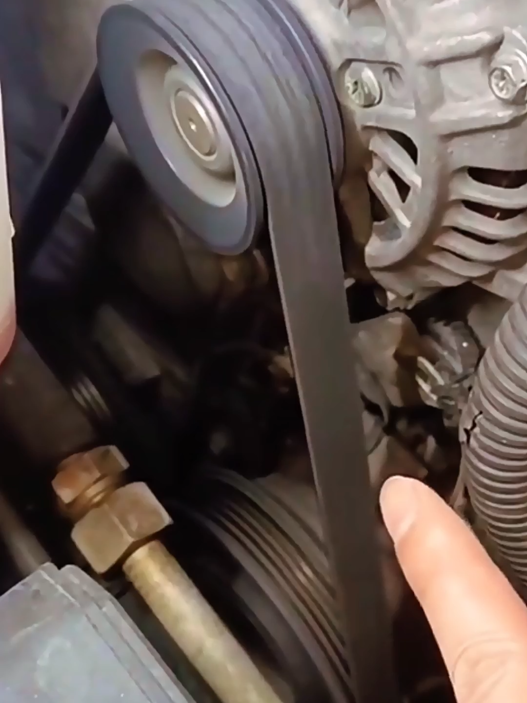 Pakai EXLON BELT DRESSING, suara cit-cit hilang, tarikan jadi ringan. #exlon #exlonbeltdressing #fanbelt #servicemobil #perawatanmobil