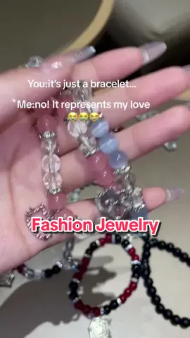 I love these💥#fyp #bracelet #like #tiktokshop #charmbracelets #gift #tiktokshoplabordaysale #beads #hellokitty #fashion #loveheart #beadedjewelry 