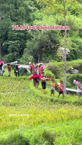 Tradisi ma’nene’ di Toraja  Waktu bulan 2 Kuburan kena Longsor dan sekarang sudah ada Patane baru jadi dipindahkan  #toraja #fyp #manene 