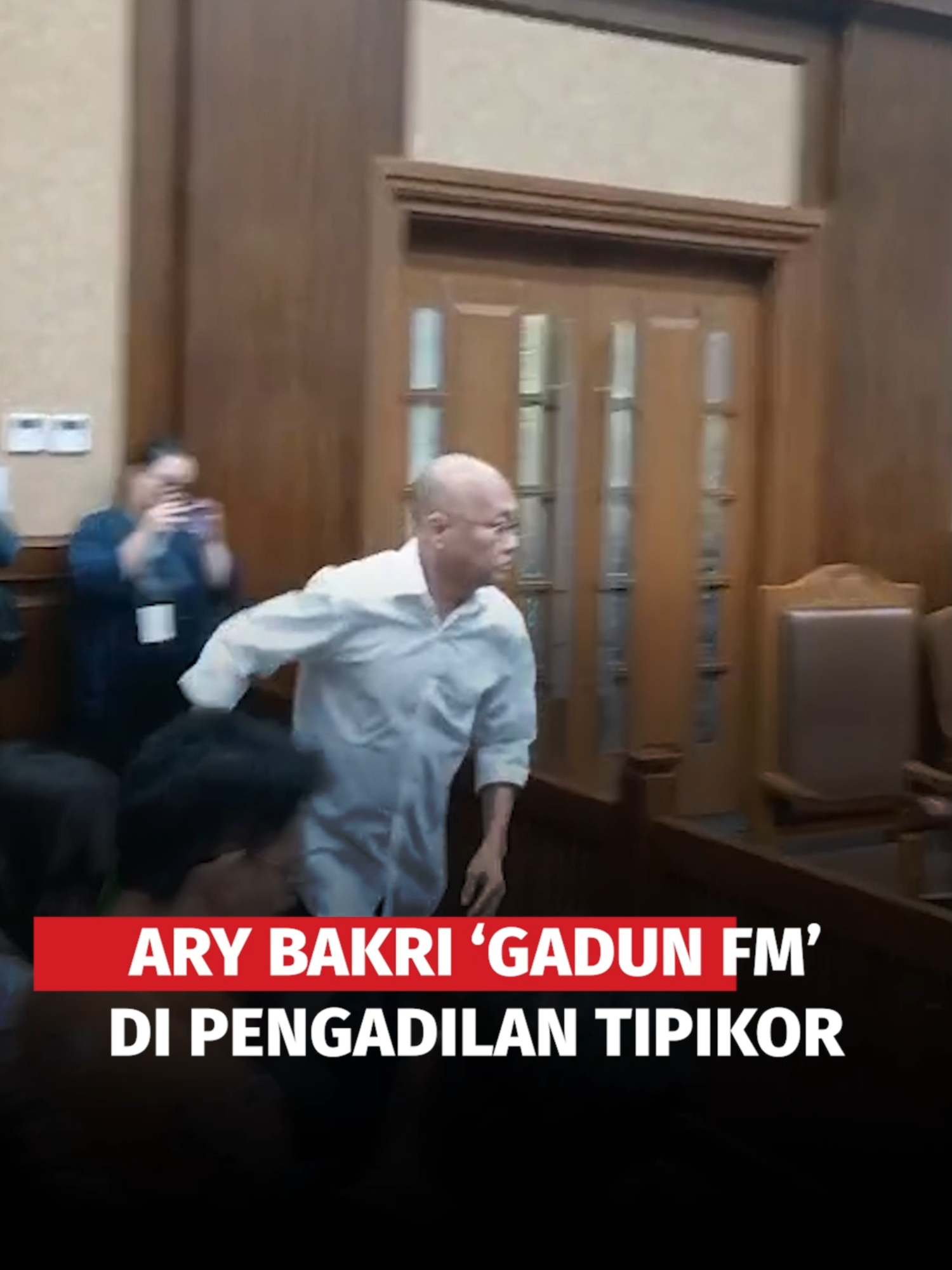 Ariyanto Bakri ‘Gadun FM’ dihadirkan sebagai saksi oleh Jaksa Penuntut Umum pada Kejaksaan Agung (JPU Kejagung) terhadap lima terdakwa kasus minyak goreng, yakni Muhammad Arief Nuryanta selaku Ketua Pengadilan Negeri (PN) Jakarta Selatan Wahyu serta tiga majelis hakim yaitu Djuyamto selaku ketua dan Ali Muhtarom dan Agam Syarief Baharudin. Baca lainnya di forumkeadilan.com #ariyantobakri #gadunfm #kasusminyakgoreng #kejagung #jaksaagung #pengadilannegerijakartaselatan #pnjaksel #djuyamto #alimukhtarom #agamsyariefbaharudin #persidangan #korupsiindonesia #beritaterkini #forumkeadilan #indonesianews #updateberita