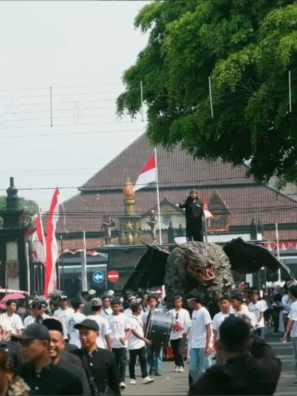 Alhamdulillah, Terima kasih dan apresiasi setinggi-tingginya saya sampaikan kepada seluruh peserta dan panitia. gelaran Karnaval Kemerdekaan 2025 di Kabupaten Batang berjalan meriah dan lancar. Sebanyak 85 peserta dari OPD, sekolah, BUMD, hingga masyarakat umum ikut ambil bagian, melibatkan lebih dari 4.000 orang dengan penampilan penuh kreativitas—mulai dari kostum, atraksi, hingga kekompakan barisan. Sebagai bentuk penghargaan, nantinya akan diberikan hadiah bagi peserta terbaik di kategori pelajar maupun umum. Lebih dari sekadar hiburan, karnaval ini adalah wujud nyata semangat persatuan, persaudaraan, dan kebinekaan yang terus kita jaga. Hayo siapa yang ikutan karnaval kemaren? #karnaval  #hutri80  #kabupatenbatang 