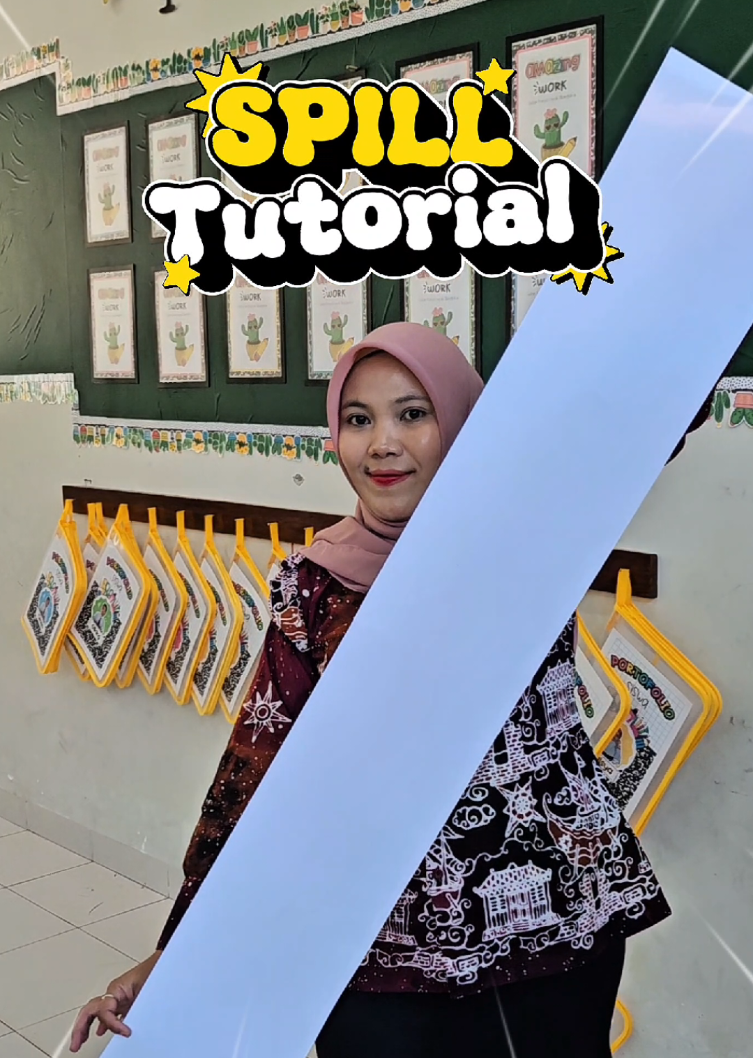 NGEPRINT 1,2 Meter. Sebuah tutorial. Gampang bangeeettt ternyata ga perlu ke percetakan, cukup pakai printer pribadi! ARRGHHH! Untung nemu IDE ini!!! Gemes banget banget ga siii kalau murid-murid pada ga hafal perkalian 😫 Nb: Nama siswanya BISA DIEDIT 🤩 Setiap kali latihan, ada saja yang masih suka salah atau lupa hasil kali. Padahal, perkalian itu fondasi penting buat lanjut ke materi berikutnya. Daripada cuma mengulang-ulang soal, aku ubah suasana kelas jadi lomba 17-an! Lahirlah BALAP KARUNG PERKALIAN 🚩—media dinding berbentuk lintasan balap karung dengan 10 pos, dari perkalian 1 sampai 10. Tapi nggak bisa asal loncat pos! Setiap murid harus “setoran hafalan” dulu ke guru sebelum naik ke level berikutnya. Penanda progresnya pakai penjepit kayu berhias merah putih — setiap kali naik, penjepitnya lompat ke pos berikutnya di lintasan. Hasilnya? • Anak lebih termotivasi karena naik level rasanya kayak menang lomba. • Guru gampang pantau perkembangan tiap anak secara individual. • Suasana kelas lebih hidup dan seru, karena belajar perkalian mirip main game! Kadang ide terbaik lahir dari rasa gemes… dan sedikit kreativitas bisa bikin kelas jadi arena balap karung matematika yang super seru! 😄 Mu ikutan coba di kelas Bapak/Ibu? Komen 