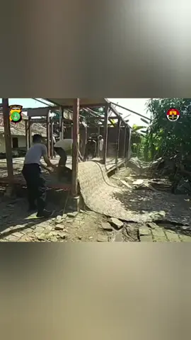 Gotong Royong Polsek Serang Baru: Rumah Tidak Layak Huni Mbah Embet Bakal Dibikin Baru! Bekasi,mascipol.id - Polsek Serang Baru Polres Metro Bekasi menggelar kegiatan gotong royong memperbaiki rumah tidak layak huni milik warga di Kp.Karang Sambung Rt 008/004 Desa Nagasari Kecamatan Serang Baru Kabupaten Bekasi pada Rabu (27/8/2025).  Kegiatan ini dipimpin oleh Kapolsek Serang Baru, AKP Hotma P Sitompul, SH, MH, dan dihadiri oleh personil Polsek Serang Baru, Babinsa, Kepala Desa, Ketua RT, Staf Desa, dan warga masyarakat. Rumah milik Mbah Embet yang tidak layak huni ini mendapat bantuan dari Program Bekasi Peduli Rumah Tinggal Sanitasi Sehat (Rutisae) Baznas Kabupaten Bekasi. Dengan adanya kegiatan gotong royong ini, rumah Mbah Embet bakal dibikin baru dan lebih layak huni. 