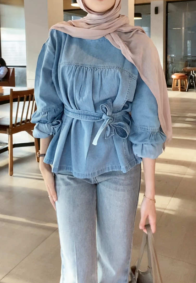 jeans sama pink gini ternyata cakep bangett di mix blouse jeans nya jugaa sii bikin outfitnya tambah cantik