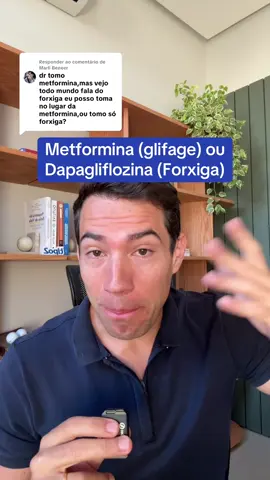 Respondendo a @Marli Beneer Perfeito, doutor! Vou explicar em tópicos, de forma simples, como se fosse para um paciente entender: ⸻ Metformina É o remédio mais usado no tratamento do diabetes tipo 2. 	•	Diminui a produção de açúcar no fígado: o fígado fabrica menos glicose, então o sangue não fica tão cheio de açúcar. 	•	Ajuda o corpo a usar melhor a insulina: melhora a “sensibilidade” das células à insulina. 	•	Não aumenta a insulina: por isso não costuma dar hipoglicemia (queda brusca da glicose). 	•	Pode ajudar a perder peso: algumas pessoas comem menos porque dá um pouco de saciedade. ⸻ Dapagliflozina (classe dos SGLT2) É um remédio mais novo, que age nos rins. 	•	Faz o rim jogar açúcar fora pela urina: a glicose é eliminada junto com a urina, como se o rim “filtrasse” o excesso. 	•	Ajuda a baixar a glicemia sem depender de insulina. 	•	Pode ajudar na perda de peso: porque se perde calorias junto com o açúcar eliminado. 	•	Ajuda o coração e os rins: além de controlar o diabetes, tem benefícios comprovados para proteger contra insuficiência cardíaca e piora da função renal. 	•	Efeito colateral comum: pode aumentar risco de infecção urinária ou genital, porque o açúcar na urina serve de alimento para fungos e bactérias. #diabetes #diabetestipo2 #metformina #forxiga #dapagliflozina