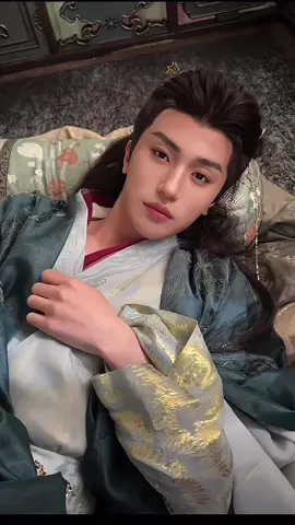 คู่นี้ก็น่ารัก มี้จะจิ้นนางเอกที่เล่นคู่กะลูกชายทุกเรื่องละนะ🤣 ละไอ่เด็กยิ้มที หล่อน่ารักมากลูก 💕  | ©金雅娜 | #张翅 #zhangchi #金雅娜 #jinyana 