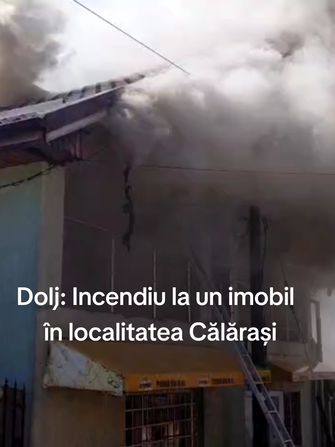 ISU DJ --Pompierii militari doljeni au fost solicitați, cu puțin timp în urmă, pentru stingerea unui incendiu,  în localitatea Călărași. La fața locului au fost trimise două autospeciale de stingere cu apă și spumă și un echipaj medical din cadrul Gărzii de Intervenție Bechet. Ajunse la fața locului, echipajele de pompieri, au constatat că incendiul se manifestă la acoperișul casei de locuit pe aprox. 120 mp, cu posibilități de propagare la camerele de locuit. Incendiu a cuprins și o anexă gospodărească care era în vecinătatea incendiului. La intervenție participă și pompierii voluntari din cadrul Serviciului Voluntar pentru Situații de Urgență Dăbuleni cu o autospecială, dar și voluntarii din Călărași. Nu sunt victime și nu mai există pericolul de extindere la alte construcții. Revin cu amănunte!