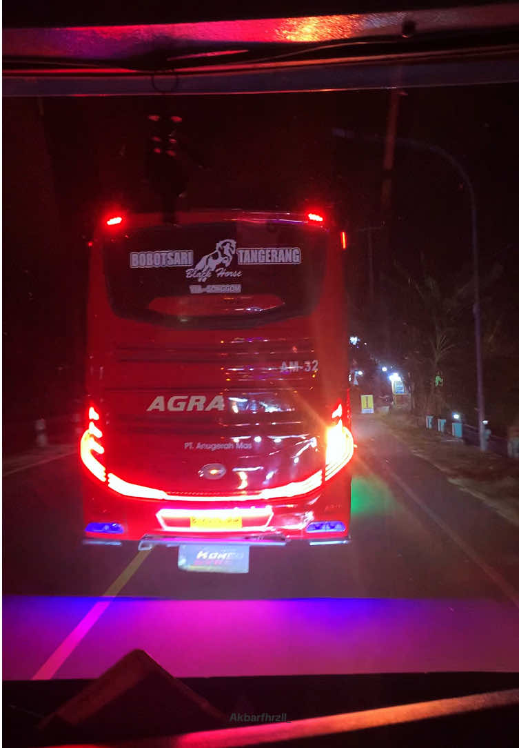 Serunya naik bus malam di jalur tengah, konvoi sein sportiv diiringi tembang kenangan= syahduu🙂🏁 #xyzbca #busmalam #busmania #lagulawas #fyp 