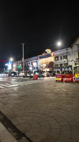 suasana malam hari di kota jogja
