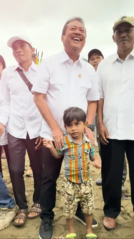 Sekolah Rakyat, harapan anak Indonesia mendapatkan pendidikan yang layak 📝 #SahabatBahari, pendidikan adalah pondasi untuk kemajuan bangsa. Melalui program prioritas Presiden Prabowo Subianto @prabowo, yaitu Sekolah Rakyat, anak-anak Indonesia kini bisa mendapatkan akses pendidikan dan lingkungan sosial yang baik serta memadai, untuk menyongsong masa depan gemilang Sekolah Rakyat merupakan komitmen pemerintah dalam memutus rantai kemiskinan antar generasi, juga menjamin akses pendidikan yang berkualitas, agar tidak ada lagi anak yang tertinggal dalam pendidikan. Pemerintah percaya, semua anak Indonesia cerdas, karenanya harus diberi kesempatan setara untuk meraih cita-citanya seluas mungkin ✨ #PanganBiru #2025KKPRiseTogether #EkonomiBiruUntukIndonesiaEmas #SaktiWahyuTrenggono 