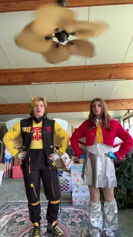 She’s so nice to me @The Stupidest Starscream #transformers #transformerscosplay #bumblebeetransformers #starscreamtransformers 