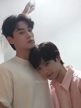 พี่เถียนเก็บอาการเก็บสีหน้าได้ละ แต่หัวใจเต้นดังจนน้องได้ยิน5555 เป็นการเจอกันครั้งที่3แต่เคมีพุ่งมาก!ดูสายตาน้องกับพี่ดิ😳 น้องจื่อแรกๆเขินพี่ออกหน้าออกตามาก พี่เถียนก็โป๊ะทั้งเสียงหัวใจและเสียงในหัว ส่วนปัจจุบันชินมือกันเนอะ ผกก.ไม่ต้องสั่ง ตาเถียนจัดให้🙂‍↔️ #ziyu #tianxuning #RevengedLove #ศัตรูหัวใจคือแฟนใหม่ผมเอง #tianziyu 