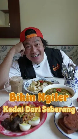Emang bener kata orang! Katanya, yang dari seberang selalu punya cerita rasa. Hari ini gw singgah di suatu kedai di Jaksel dan WOW BGT! Mie Bengkalis yang harum, Mie Rebus Hokkian daging yang gurih, Lontong Kare penuh bumbu, sampai Roti Bakar Srikaya yang manis legit, ditutup dengan Teh Talua terbaik yg pernah gw coba!! Satu meja, banyak rasa—save videonya! 📍 Kedai Dari Seberang Jl Tirtayasa VII No 1, Melawai. Jakarta Selatan #kuliner #BikinNgilerJakarta