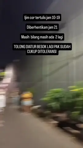 Proyek pembangunan Puskesmas Glodok di Lingkungan Pemukiman Kompleks Kebon Torong menuai protes warga. Pasalnya pengerjaan cor-an yang semula direncanakan sampai jam 7 malam, masih terus berlangsung sampai jam 8 lewat. Warga pun tidak mengizinkan mobil cor masuk lagi dan meminta kontraktor menyudahi pekerjaan hari itu. Mediasi oleh pihak berwajib. Warga menyampaikan keluhannya karena kejadian ini terus berulang.  @pramonoanung  @ranokarno  @gerindra  @PDI Perjuangan  #savekebontorong #kontraktor #glodok #chinatown #kebontorong