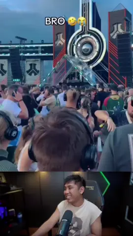 bule konser pakek headset 🎧🤣 ngakak lihat nya 🤣🤣🤣 #andresuhen #reaction #headset #konser #fyp 