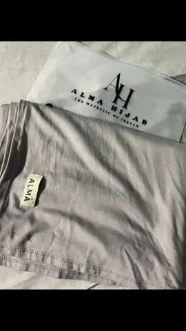 Lembut, adem, gampang dibentuk. Pashmina kaos bikin kamu tampil modis tanpa ribet. 🌸 #phasminakaosrayon #fyppppppppppppppppppppppp #masukberandafyp #fypシ゚viral 