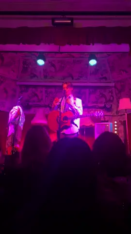 tom abisgold receiving a gift whilst supporting ben ellis in manchester #foryoupage #foryou #fyp #concert #music #fangirl #benellis #tomabisgold 