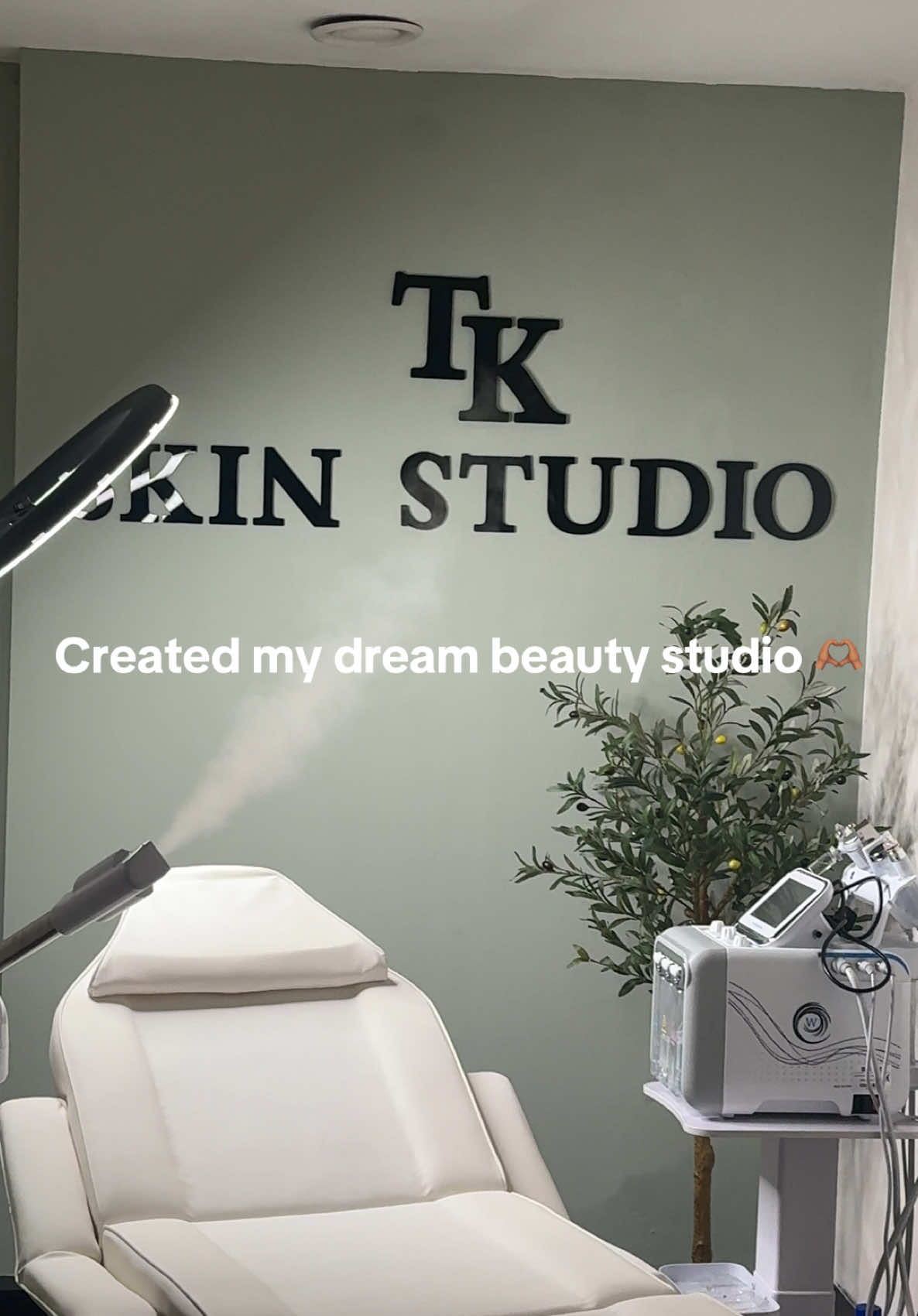 ✨ Big news ✨ I’ve moved from my home studio into my dream space 💕 A cozy, safe spot made to help you feel confident, relaxed & glowing 🌸 Ready to welcome you at @TKskinstudio - DM to book your self-care moment 🫶🏽 #hydrofacial #microneedling #skincare #facial #beautytreatment #SmallBusiness #safespace #fyp #cozyvibes #esthetician #estheticianlife #relaxing #london #beautybusiness 