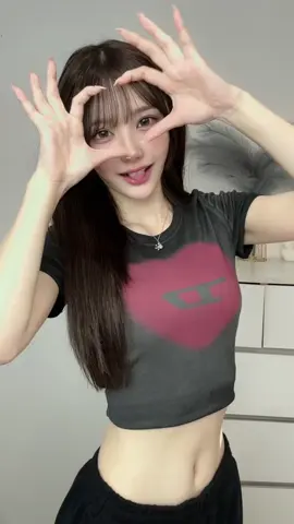 寄り目ゼロなのに寄り目に見える不思議なポーズ！ 自分なりの可愛いを見つけることが垢抜けらしい💕