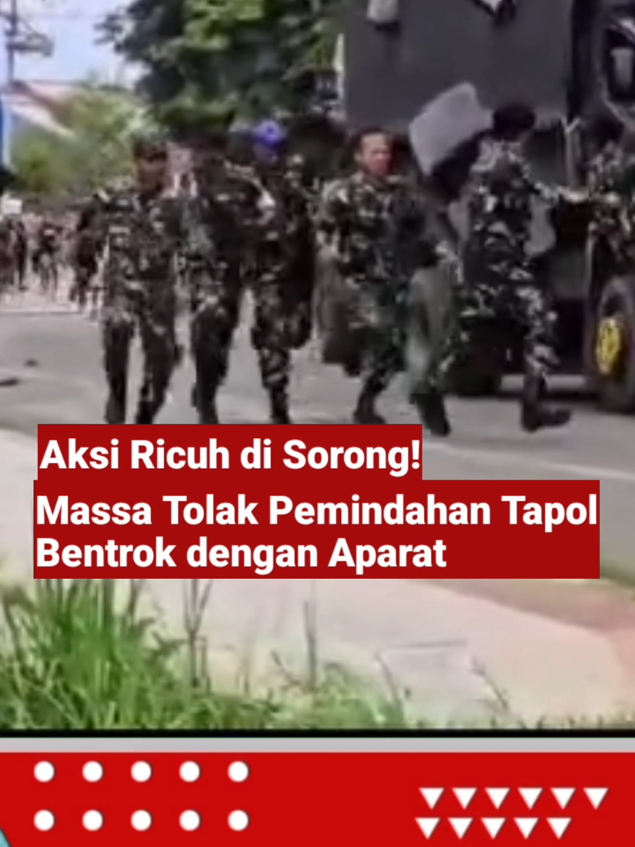 Sorong, Papua Barat Daya – Suasana mencekam menyelimuti Kota Sorong, Rabu (27/8/2025) pagi.  Massa yang menolak pemindahan tahanan politik (tapol) kasus makar bentrok dengan aparat hingga merusak sejumlah fasilitas vital pemerintahan.Rabu (27/8/2025) pagi.  Ribuan massa melakukan blokade di beberapa ruas jalan utama. Aksi itu berubah ricuh ketika massa melempari aparat dan merangsek ke pusat pemerintahan.  Kericuhan semakin tak terkendali setelah Kantor Gubernur Papua Barat Daya, Kantor Wali Kota Sorong, hingga rumah Kepala Kejaksaan Negeri (Kajari) Sorong menjadi sasaran amuk massa. “Ini bentuk kekecewaan kami karena saudara-saudara kami dipindahkan ke Makassar. Pemerintah harus bertanggung jawab!” teriak salah seorang pengunjuk rasa. Situasi panas ini dipicu oleh pemindahan empat tapol anggota Negara Federal Republik Papua Barat (NFRPB) dari Sorong ke Makassar. Pemindahan tersebut ditolak keras oleh pendukung mereka yang menilai langkah itu sebagai upaya membungkam aspirasi politik Papua. Polda Papua Barat Daya pun menurunkan ratusan personel gabungan untuk mengendalikan kericuhan. Hingga siang, aparat masih berjaga ketat di sejumlah titik rawan bentrokan, sementara arus lalu lintas di Kota Sorong lumpuh total. #Sorong #PapuaBaratDaya #TapolPapua #NFRPB #KericuhanSorong  