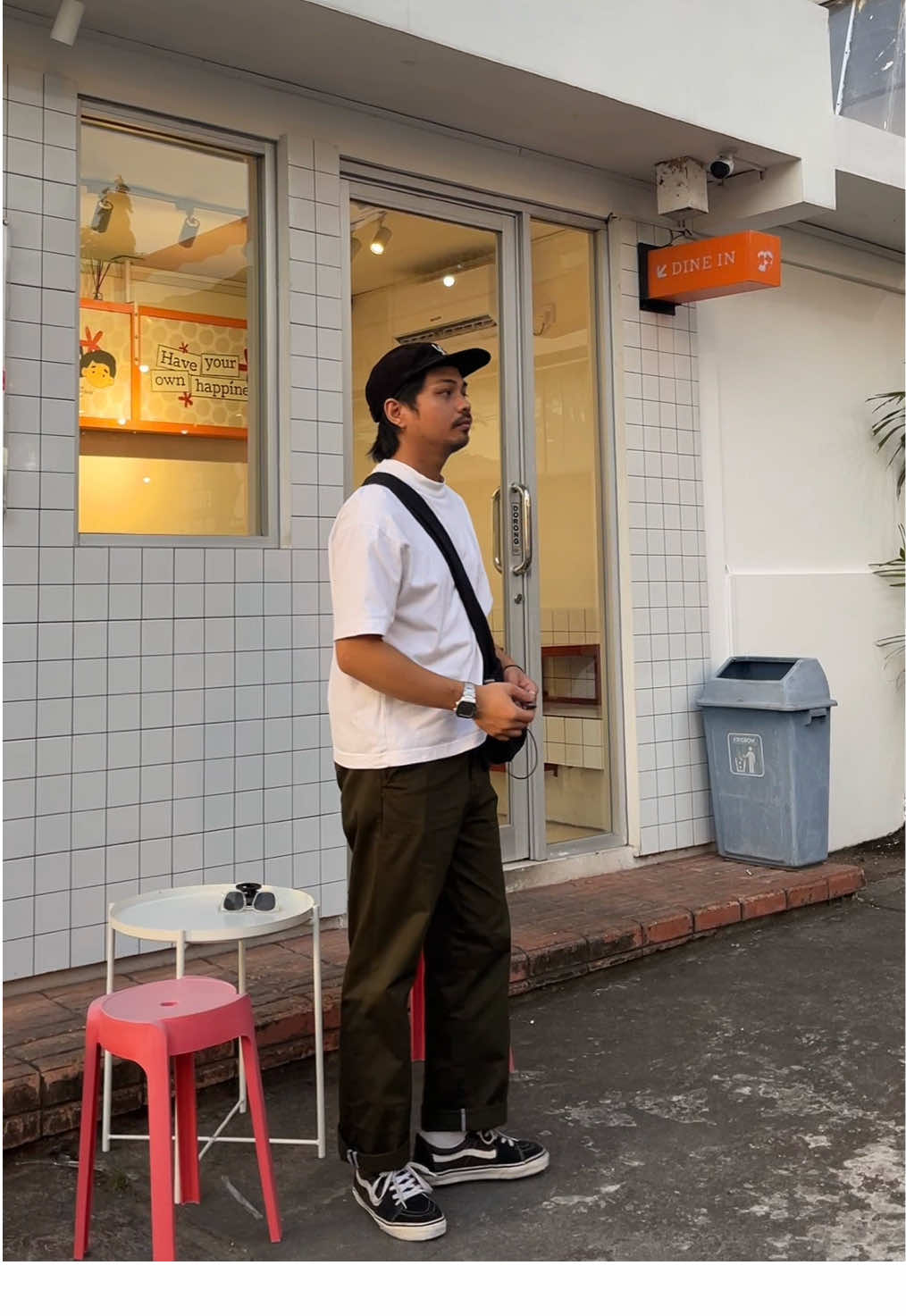 Nih! Recomendasi celana chinos loose dari brand @Loudwell Official Shop cakep parah!! Yap vibe outfit polosan memang beda #CapCut #foryou #outfitideas #outfitcheck #berandatiktok #simplefits 