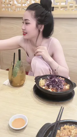 Nay con nhỏ bạn thân dắt đi ăn mỳ cay 😁😅#phuoclong 