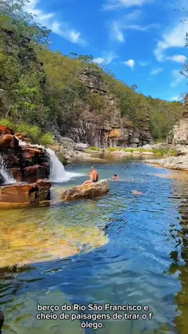 Você precisa conhecer a Serra da Canastra! 🌄 Um paraíso em Minas, berço do Rio São Francisco e cheio de paisagens de tirar o fôlego. Aqui você encontra cachoeiras incríveis, como a Casca D’anta, Zé Carlinhos e Maria Augusta, além do famoso Caminho do Céu, perfeito pra quem curte aventura e offroad de carro 🚙💨. Mas também é o destino ideal pra descansar com a família, mergulhar em águas cristalinas e sentir a tranquilidade da natureza. Canastra é energia pura, e você precisa viver isso!