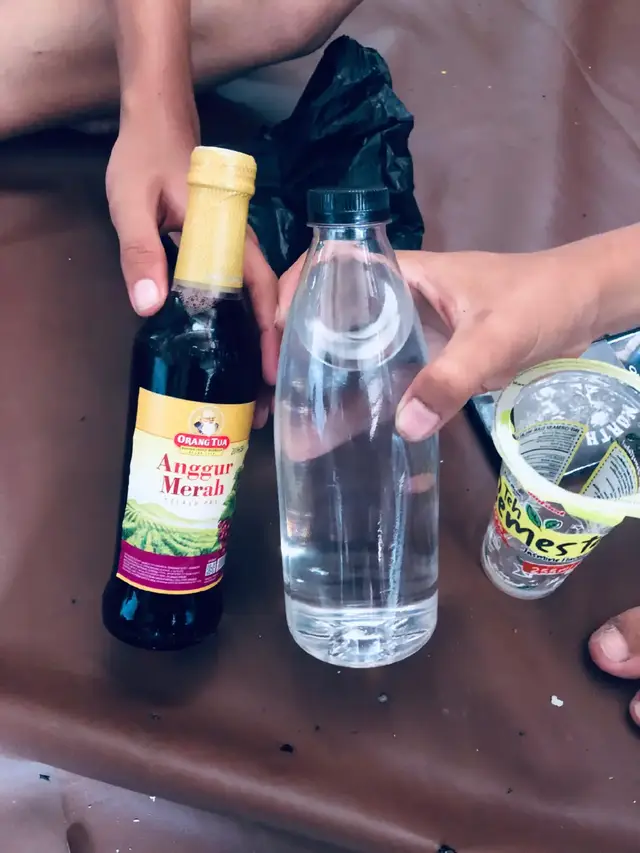 Berikut resep membuat martabak yang lezat: _Bahan Martabak_ Untuk kulit martabak: 1. 2 cangkir tepung terigu 2.1/2 cangkir tepung tapioka 3.1/2 sendok teh garam 4.1/4 sendok teh baking powder 5. 1/4 sendok teh baking soda 6.1 butir telur 7.1 cangkir air 8. Minyak goreng untuk olesan Untuk isian martabak: 1. 250 gram daging sapi atau ayam cincang 2.1/2 cangkir daun bawang iris 3.1/2 cangkir bawang merah cincang 4. 2 siung bawang putih cincang 5.1 sendok teh garam 6.1/2 sendok teh merica 7.1/4 sendok teh penyedap rasa (opsional) Bahan Tambahan_ 1. Telur ayam untuk olesan 2. Minyak goreng untuk menggoreng _Cara Membuat_ 1._Buat kulit martabak: Campur tepung terigu, tepung tapioka, garam, baking powder, dan baking soda. Tambahkan telur dan air, aduk hingga rata. Istirahatkan adonan selama 30 menit. 2._Buat isian martabak: Campur daging sapi atau ayam cincang, daun bawang, bawang merah, bawang putih, garam, merica, dan penyedap rasa. Aduk hingga rata. 3. Pipihkan adonan kulit: Pipihkan adonan kulitmartabak tipis-tipis. 4. Tambahkan isian: Letakkan isian martabak di tengah adonan kulit, lipat adonan menjadi bentuk segi empat atau segi tiga. 5. Goreng martabak: Goreng martabak dalam minyak panas hingga berwarna keemasan. 6._Sajikan: Sajikan martabak hangat dengan saus atau kecap manis. _Tips_ 1. Pastikan adonan kulit martabak tidak terlalu tebal atau tipis. 2.Jangan menggoreng martabak terlalu lama, agar tidak terlalu berminyak. 3. Anda dapat menambahkan isian lain seperti keju atau sayuran. Selamat mencoba! #foto #au #fyppppppppppppppppppppppp #fypage #fomo 