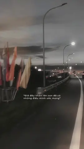 Con nhớ nhà, nhớ những bữa cơm gia đình 🥺 #lunyentertainment #tiktokgiaitri #nhachaymoingay #lyrics #yumiii9820 