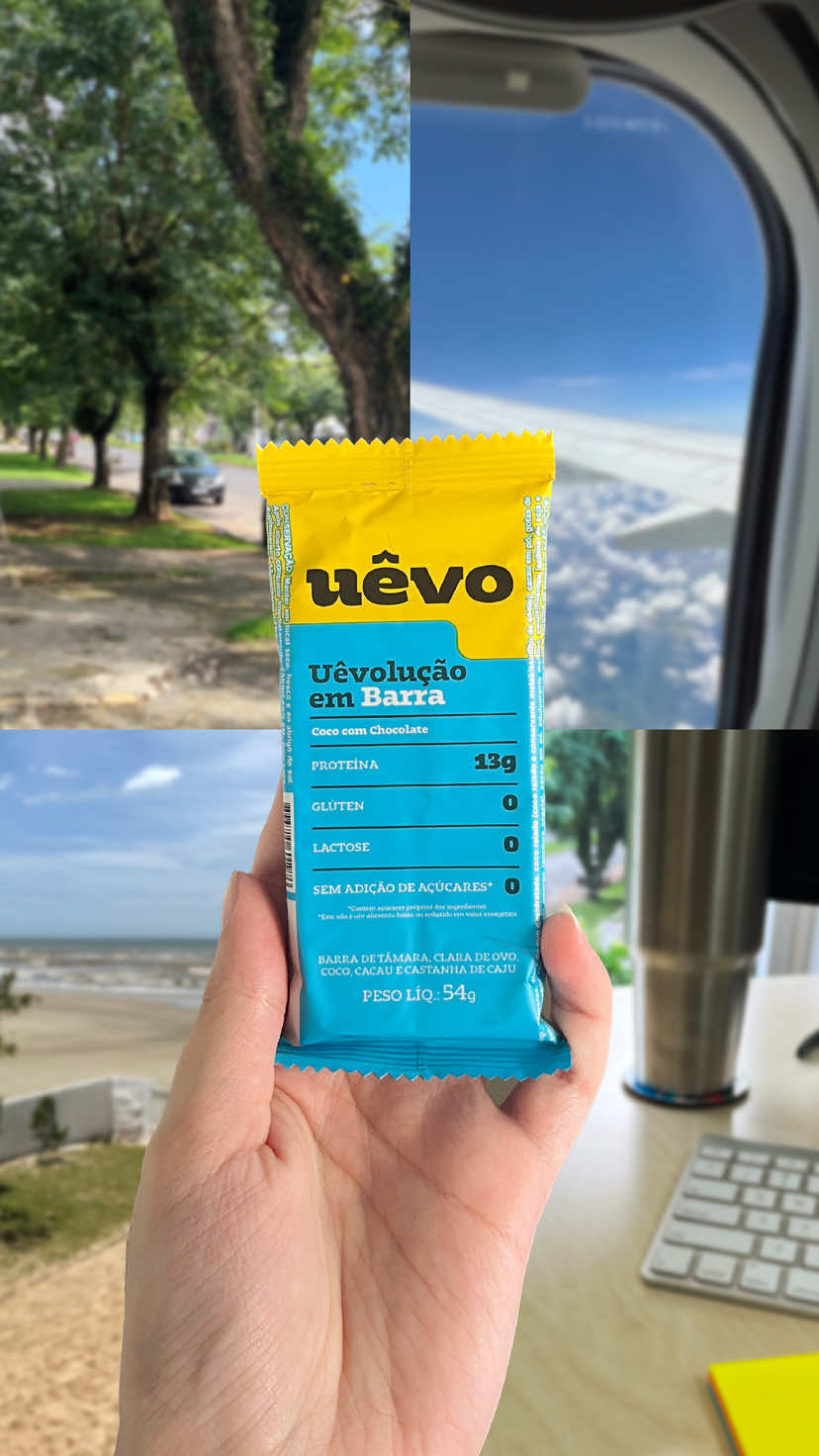 A Uêvolução em Barra te acompanha onde você estiver! 😋 Um alimento completo, nutritivo e delicioso que cabe dentro do seu bolso. Nos sabores Coco com Chocolate e Amendoim com Chocolate, a barrinha Uêvo é proteína de qualidade com baixa caloria para todos os momentos do seu dia!   → 13g de proteína → Sem glúten → Sem lactose → Sem adição de açúcares Bora uêvoluir por aí? 💪🍫 #proteina #barrinhadeproteina #uêvo #snack #semgluten 