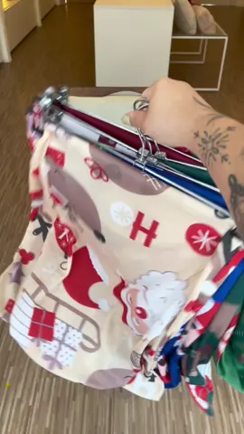 ✨🎄 Sua mesa merece brilhar neste Natal! 🎁 Transforme sua ceia com nossas capas de cadeira natalinas — elegância, praticidade e aquele toque mágico que deixa tudo mais especial. 🛒 Garanta já a sua e surpreenda a família na noite mais esperada do ano! #natal #tiktok #tiktokshop 