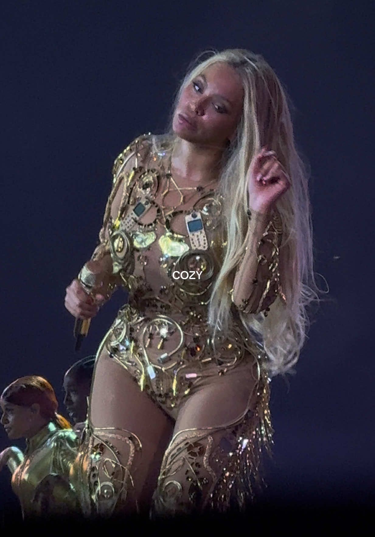 ching-a-ling-ching-ching  in my fav IPHONEEEE CHARGER OUTFIT 🥰😫#COZY #renaissance #beyonce #cowboycartertour #beyhive