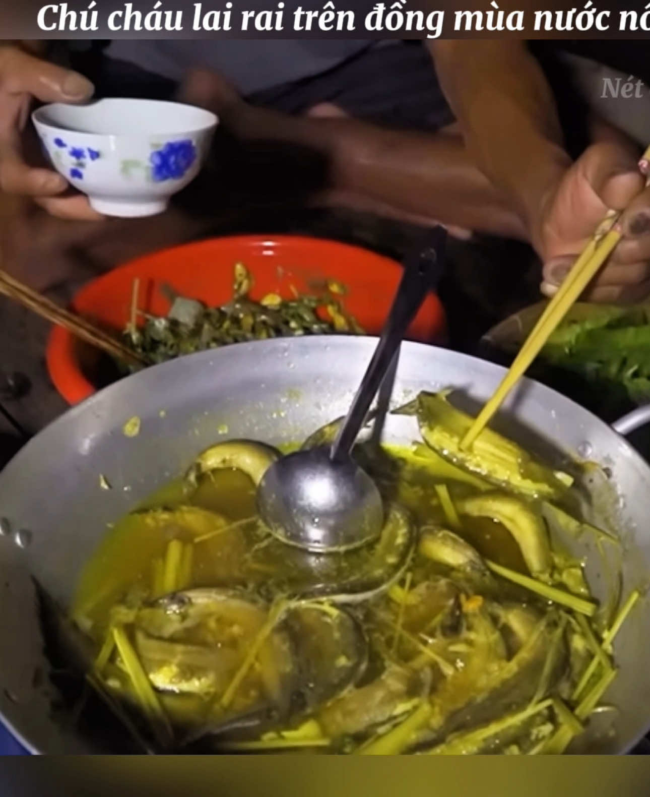 Chú cháu lai rai trên đồng mùa nước nổi. #netque #nauan #monandanda #amthucmientay #monanmientay 