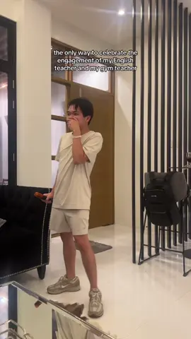 perfect day for a karaoke night 🎤🎶 #taylorswift #traviskelce #swiftie #swifttok #sohighschool 