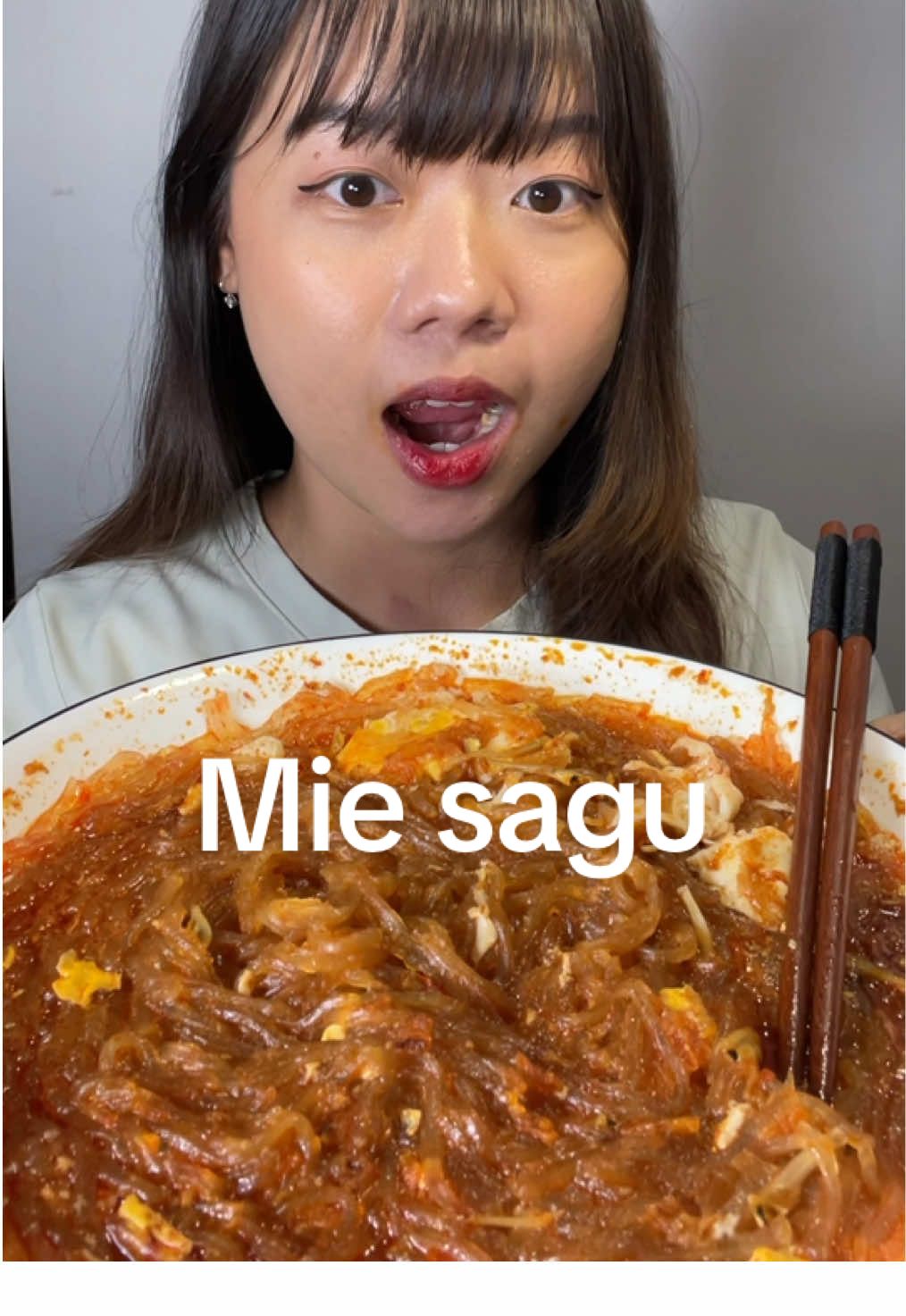 Pertama kali coba mie sagu, sukaaaa banget! #mukbang #miesagu #miesagukhasriau #miesagubututi #asmrfood 