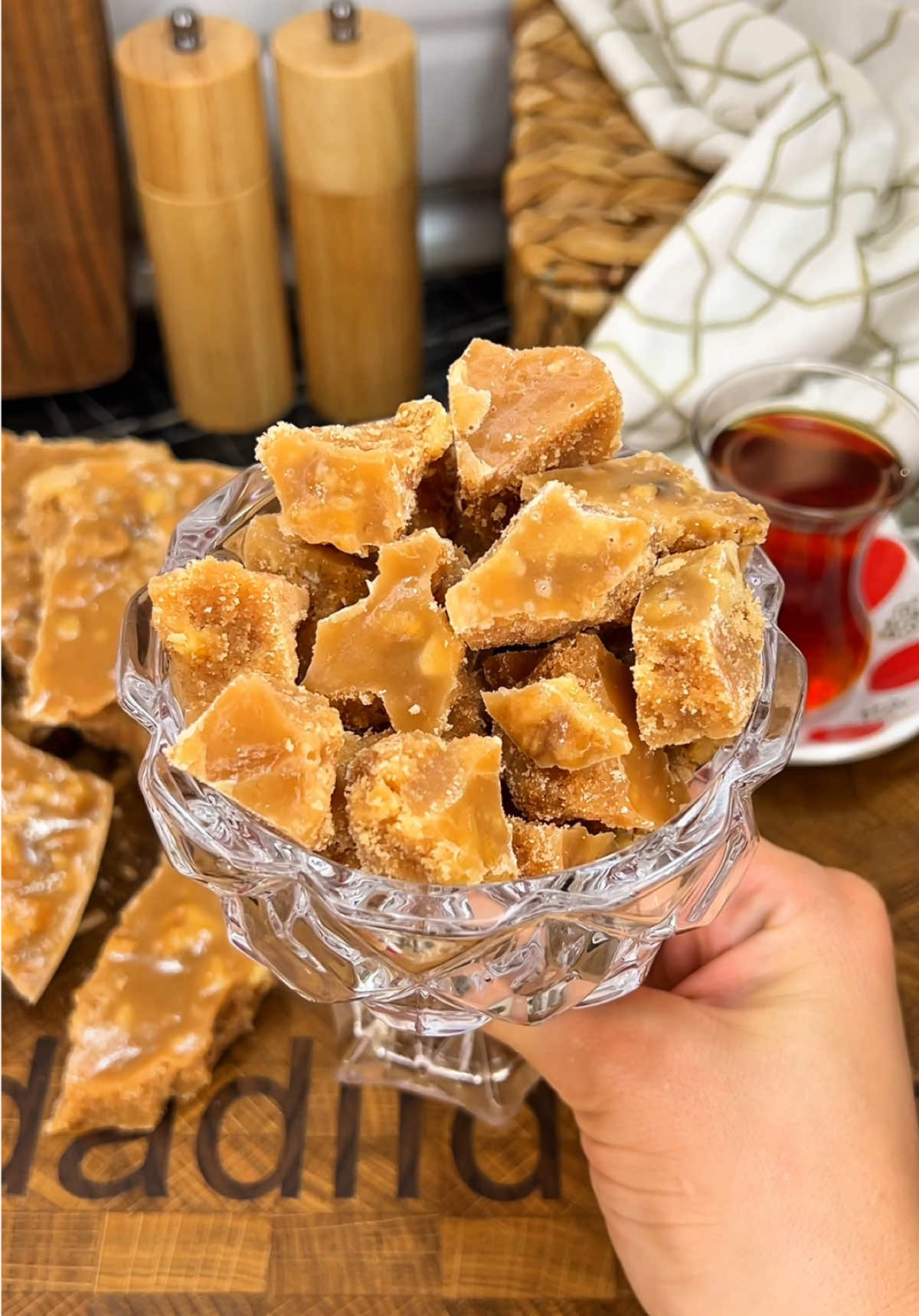 Bişmə qənd😍 uşaqlığımızın dadı🫠 4 stəkan şəkər tozu 2 stəkan süd 1/2 stəkan un (yumuşaq alınması üçün) Un əlavə etməyə də bilərsiz.  Zövqə görə qoz ləpəsi #food #keşfetbeniöneçıkar #az #yemek #qend 