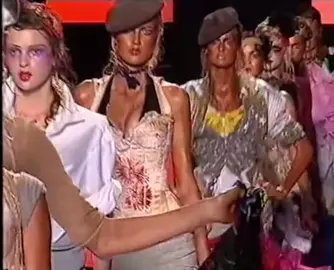 finale by #nicolabreytenbach🇿🇦 #dior2003runway #hautecouture #jhongalliano #models 