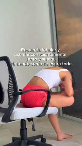 ¿Dolor de ciática? Prueba este ejercicio y siente alivio en minutos. No necesitas nada más que tu cuerpo, una silla y unos segundos al día. Este ejercicio cuida tu espalda, libera tensión y devuelve movilidad a tu cuerpo. 👉 Guárdalo para hacerlo cada vez que lo necesites. #yoga #fyu #dolor #calm #relaxing 