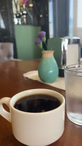 واثق الخطوة يمشي ملكاً  أم كلثوم & مقطع أغنيةالأطلال/ أين من عيني حبيبُ ساحرٌ ..  في نبل وجلال وحياء واثق الخطوة يمشي ملكاً ..  ظالم الحسن شهي الكبرياء عبق السحر كأنفاس الربى ..  ساهم الطرف كأحلام المساء...#umklthom 