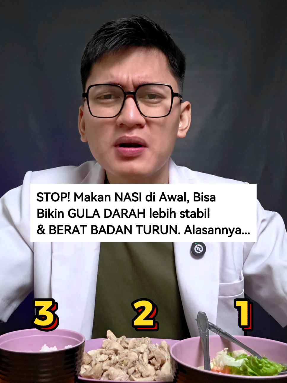 Pernah coba ubah urutan makan buat kontrol gula darah & nurunin berat badan? 😲 Ini trik Food Order yang terbukti di jurnal Nutrients (2023). Simpel, nggak ribet, tapi efeknya luar biasa! 💡 PANDUAN FOOD ORDER ANTI LONJAKAN GULA (Wajib Save! 📌) 1️⃣ Mulai dari SERAT dulu Makan sayuran habis di awal ➝ lalapan, sayur asem, tumis kangkung, capcay. 2️⃣ Lanjut PROTEIN & LEMAK Habiskan lauk: ayam, ikan, telur, tahu, tempe, atau daging. 3️⃣ Terakhir baru KARBO Nasi, mie, lontong, kentang. Jangan dibalik! ✨ Kalau makannya campur (nasi padang, warteg, dll)? Habisin dulu sayurnya ➝ daun singkong, buncis, capcay. Lanjut lauk ➝ rendang, ayam, tahu/tempe. Baru nasi + sisa kuah. 🔍 Kenapa efektif? Serat bikin “jaring” di usus → memperlambat penyerapan gula. Protein & lemak bikin lambung kosong lebih lama → kenyang lebih tahan lama. Hasilnya? Gula darah lebih stabil, nggak gampang lapar, malah bisa nurunin berat badan. ✨ Jadi makan tetap enak, tapi tubuh lebih sehat! Kamu tim makan sayur dulu atau karbo dulu? Coba share di komen ya! 👇 Tag temenmu yang doyan nasi padang biar makin sehat makannya! 😉 #FoodOrder #TipsSehat #KontrolGulaDarah #TurunBeratBadan #hidupsehat 